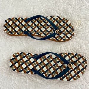 Tory Burch flip flop— Never worn